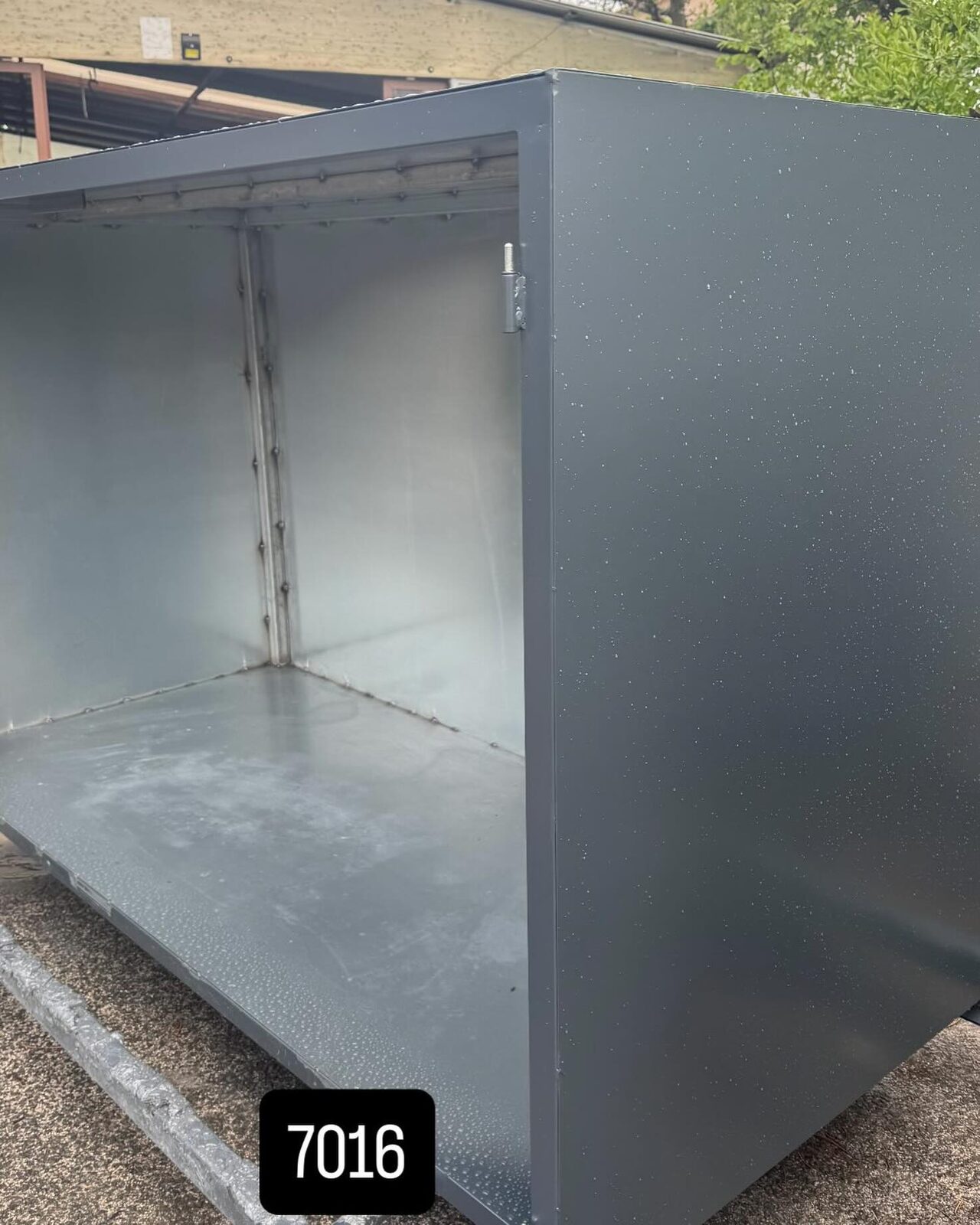 Metalni ormar plastificiran u antracit sivoj RAL 7016 metalik