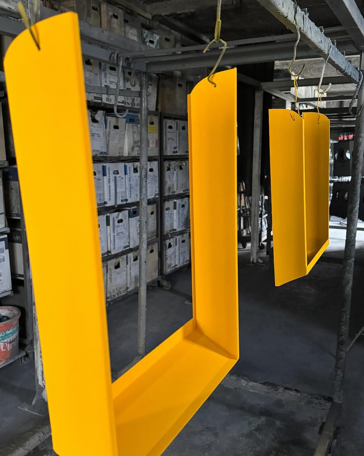 Metalni profili plastificirani u signalno žutoj RAL 1003