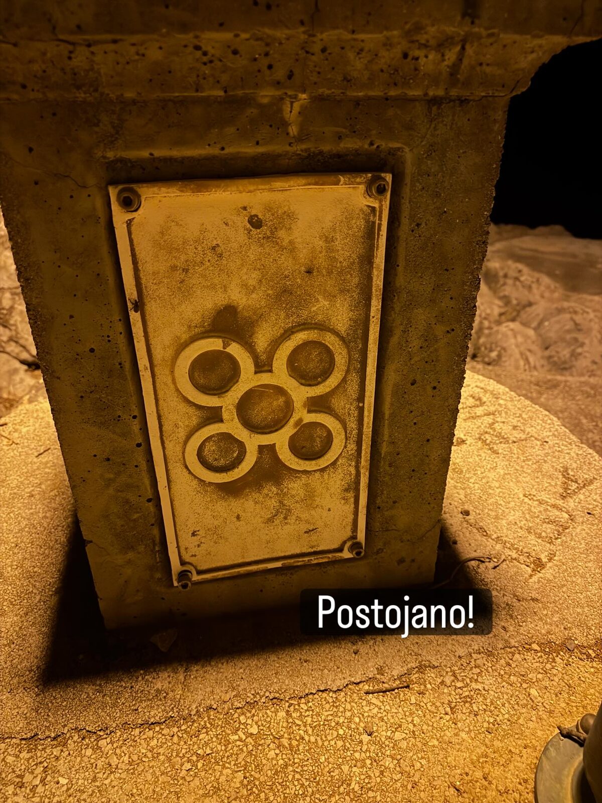Restaurirani dekorativni poklopac u zlatnom tonu